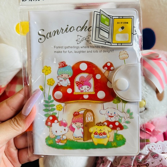 Sanrio Card Organizer - Picture 1 of 3